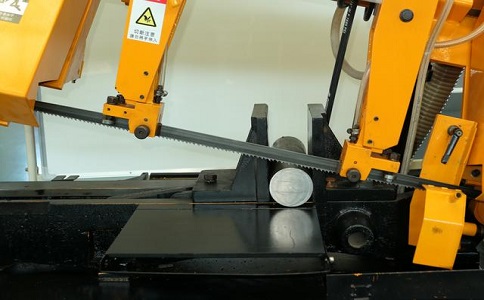 桂平数控带锯床自动送料精度会出现偏差吗？